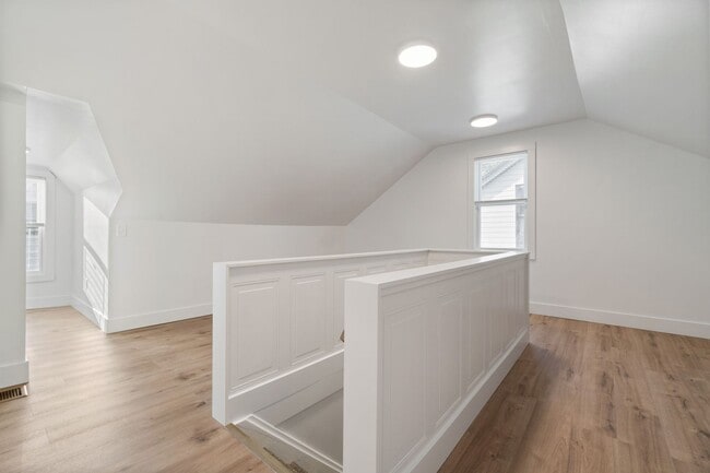Building Photo - Beautifully renovated 4 bed, 2.5 bath, loc...
