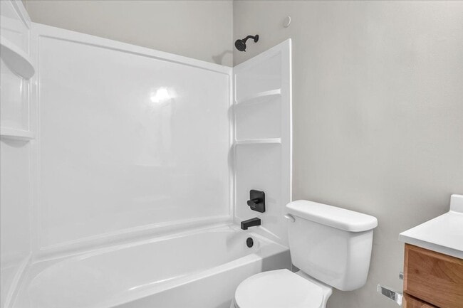 Building Photo - 2 Bed 2.5 Bath Duplex