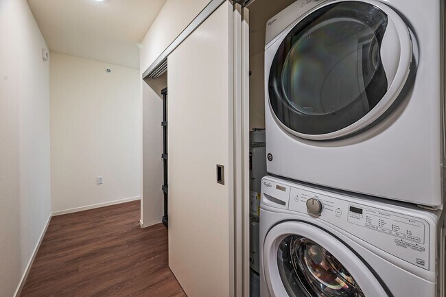 Building Photo - Kapiolani Residence - Great Location, Grea...