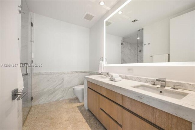 Building Photo - 2831 S Bayshore Dr
