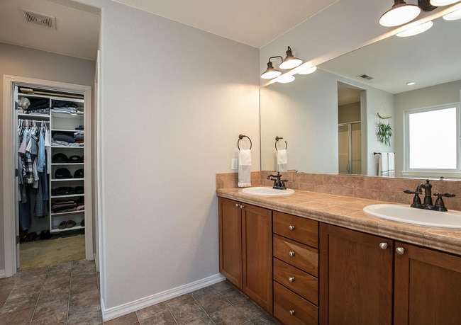 Building Photo - Gorgeous, Bright 4 Bedroom Home in SW Bend!