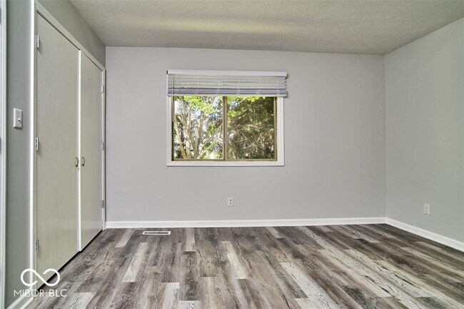 Building Photo - 9740 Lakeshore Dr E