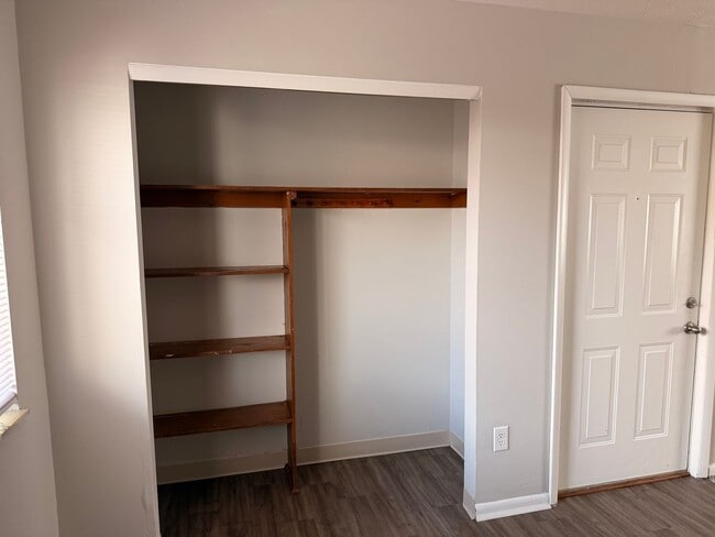 Building Photo - 2 Bedroom/1 Bath Garden Style Apartment available now!