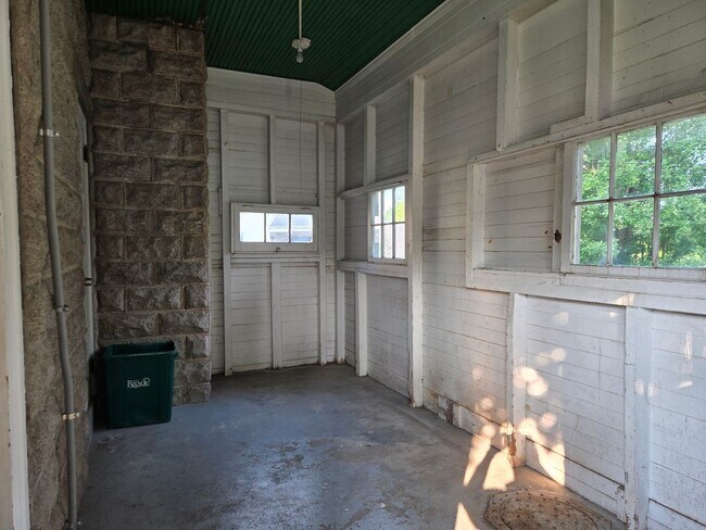 Building Photo - 1 Manor Ave