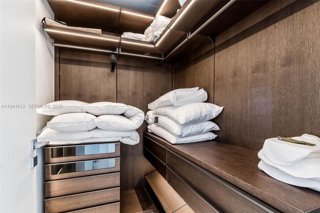 Building Photo - 300 Biscayne Blvd Way