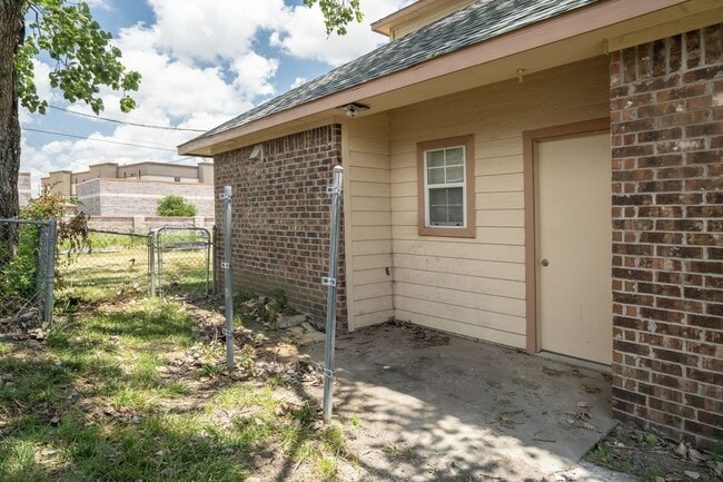 Building Photo - Jewel St- Duplex