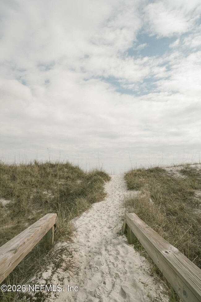 Building Photo - 212 Oak St