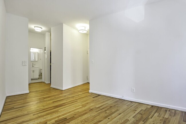 Building Photo - 876 Lexington Ave