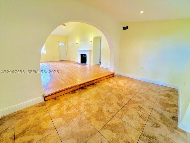 Building Photo - 410 Pinecrest Dr