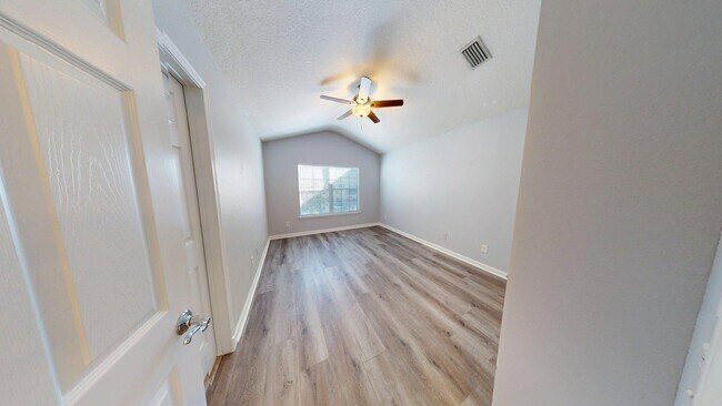 Building Photo - Beautiful 3 bedroom, 2.5 bathroom townhome