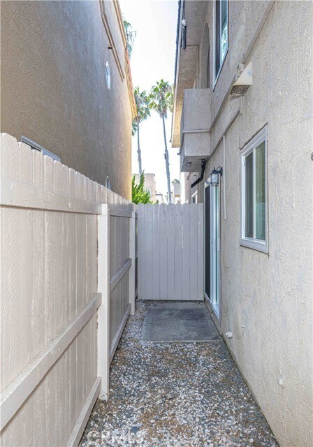 Building Photo - 208 19th St