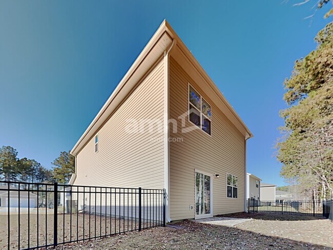 Building Photo - 610 W Lionel Rd