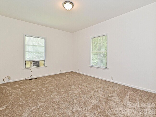 Building Photo - 610 N Pear St