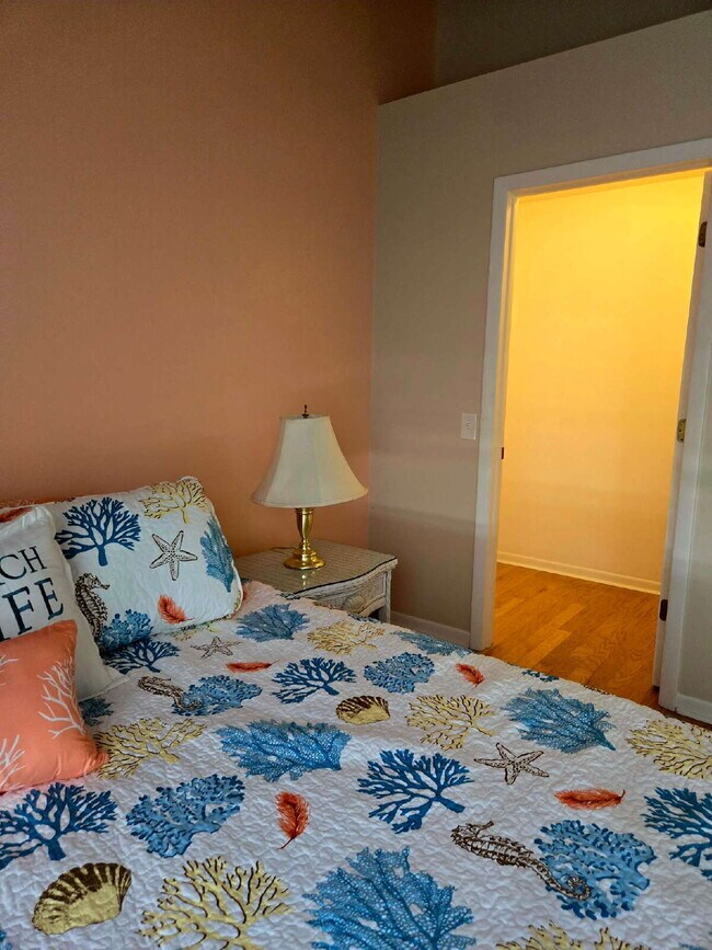 Building Photo - 4/2 Pool Home with pool service included