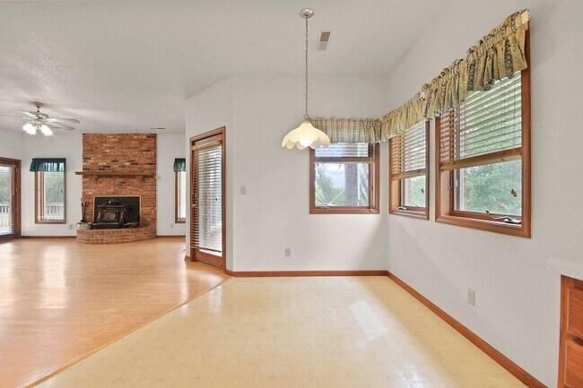 Building Photo - Private 3BR Brick Home with Scenic View