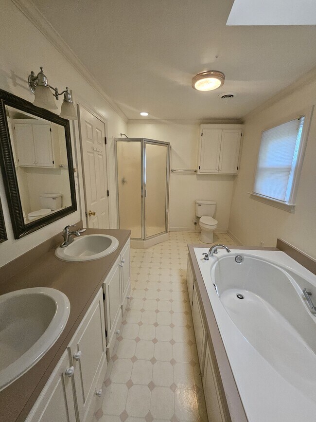 Building Photo - 402 E Raintree Ln