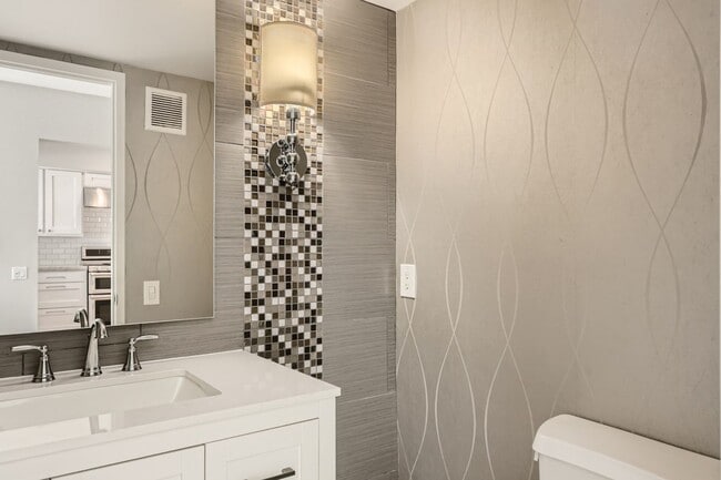 Building Photo - Beautifully Remodeled Townhome in the Cambria Community – Del Mar Heights