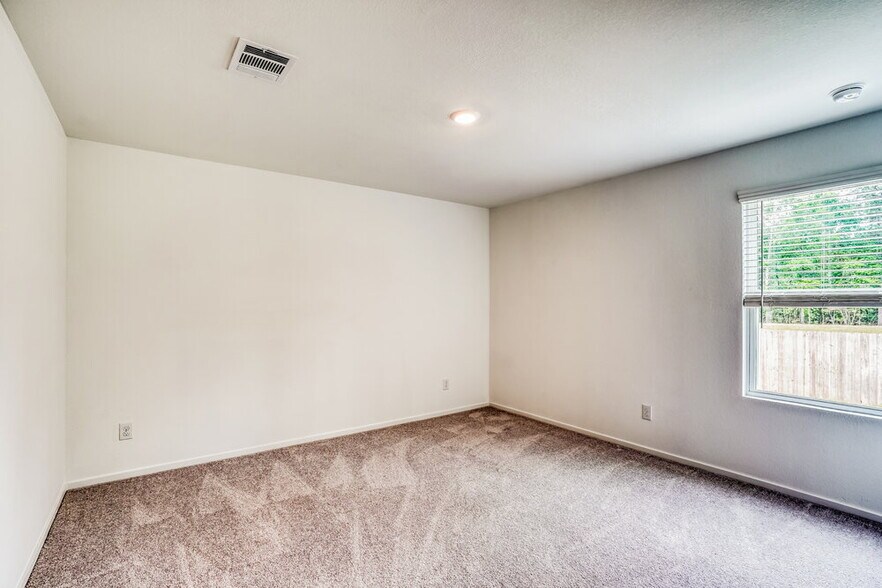Building Photo - 5445 E Forest Rd