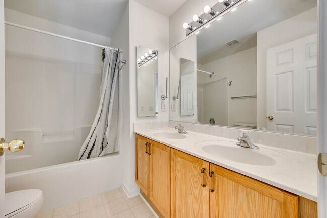 Building Photo - Beautiful 3 bedroom 2.5 bath home in Williams Glenn Community in Charlotte with Primary on the main.