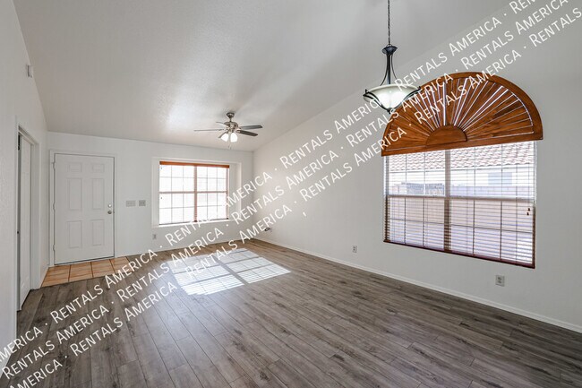 Building Photo - 1105 N Quail