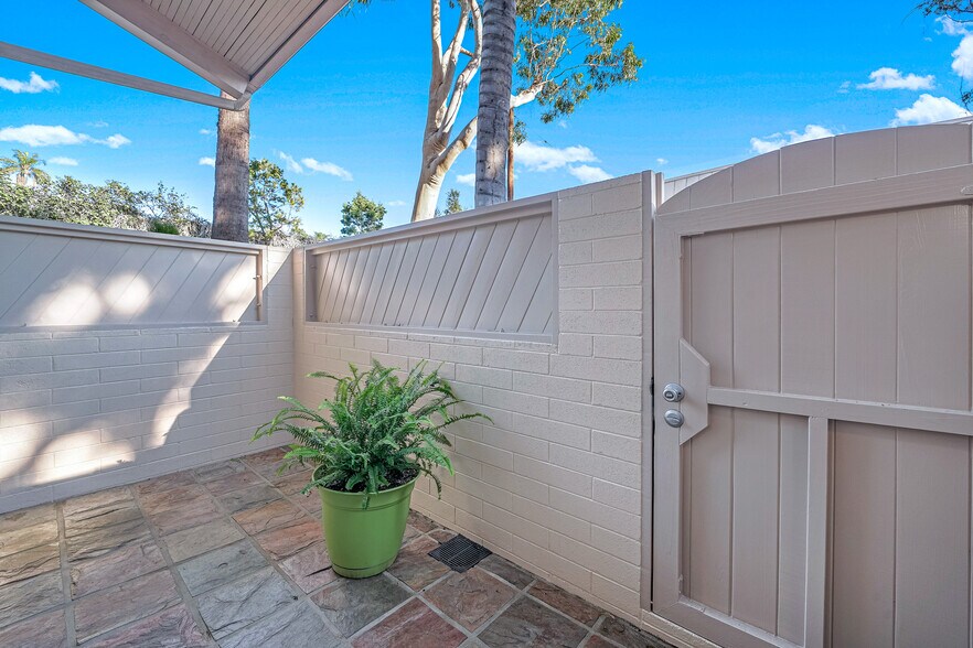 Front Patio - 275 S Church Ln