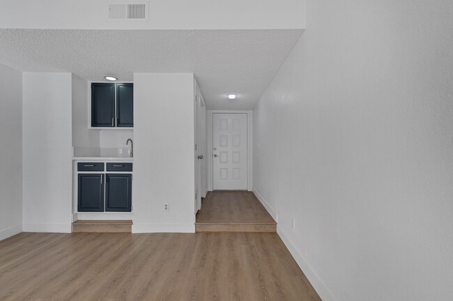 Building Photo - RENOVATED 3bd/2.5ba Townhome - Available NOW!