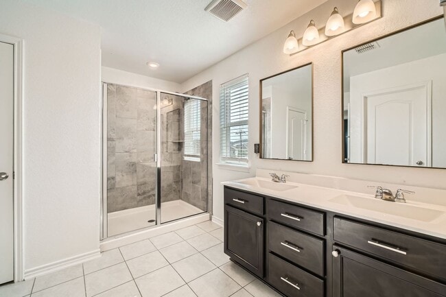 Building Photo - Convenient to Lackland!