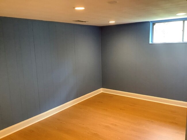 Building Photo - SPACIOUS SINGLE FAMILY HOME FOR RENT