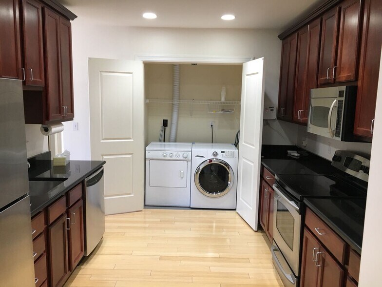 Building Photo - 163 Chestnut Hill Ave