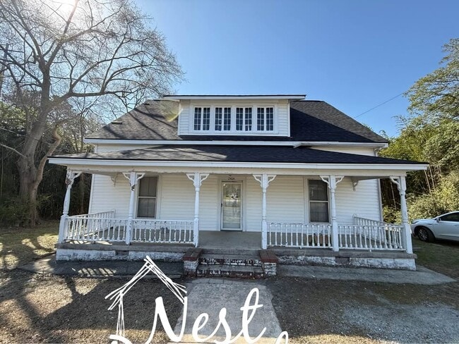 Building Photo - 2404 Main St