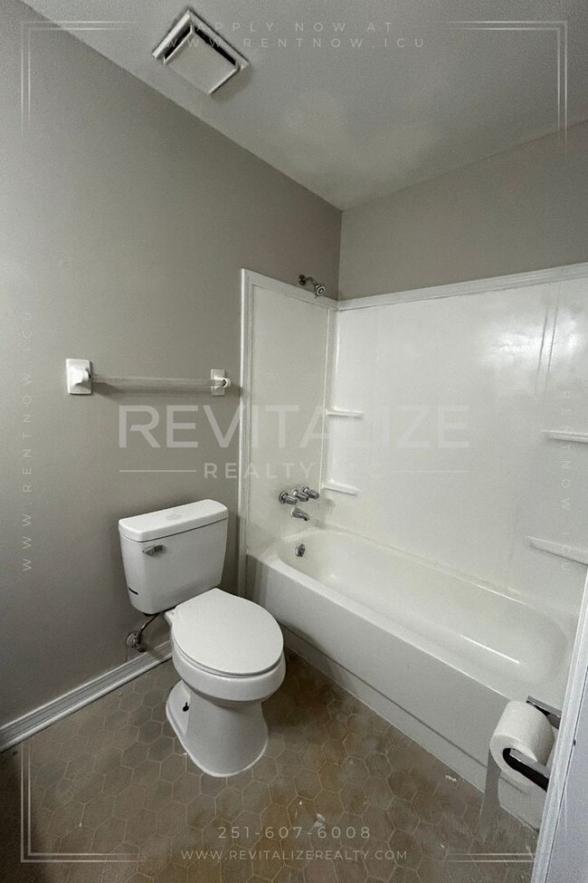 Building Photo - 3 Bed 2 Bath with Large Yard