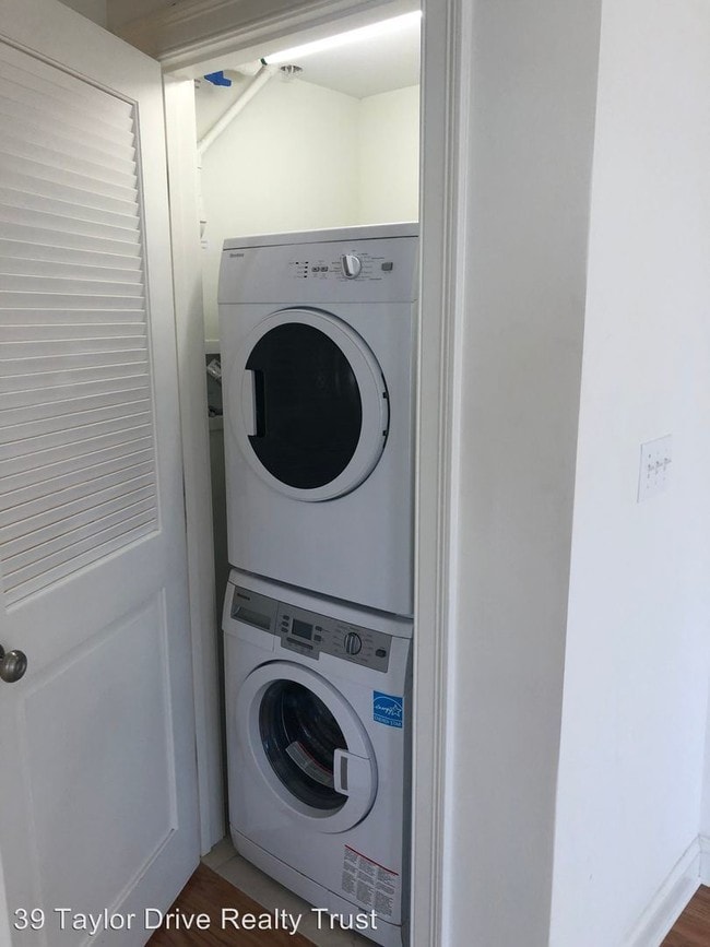 Building Photo - 39 Taylor Dr