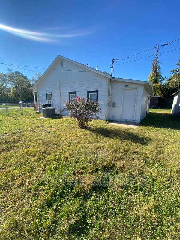 Building Photo - 713 SE Atlantic St