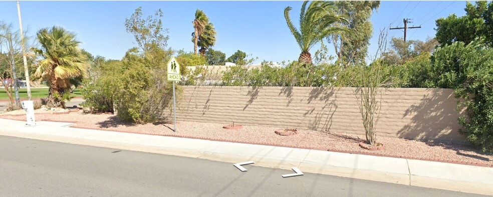 Building Photo - 601 E Racquet Club Rd