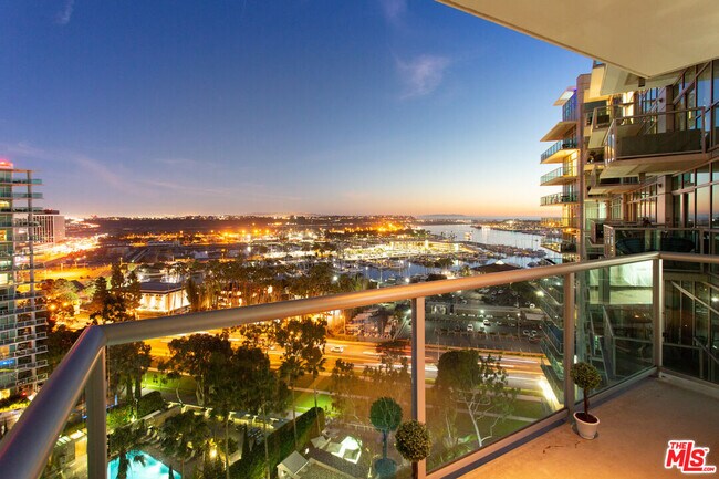 Building Photo - 13700 Marina Pointe Dr