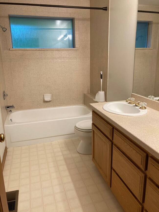 Building Photo - 3bd/3.5ba in Summit Executive Neighborhood