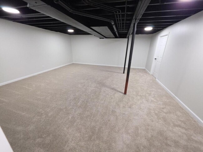 Building Photo - 1813 Rambling Rose Ln