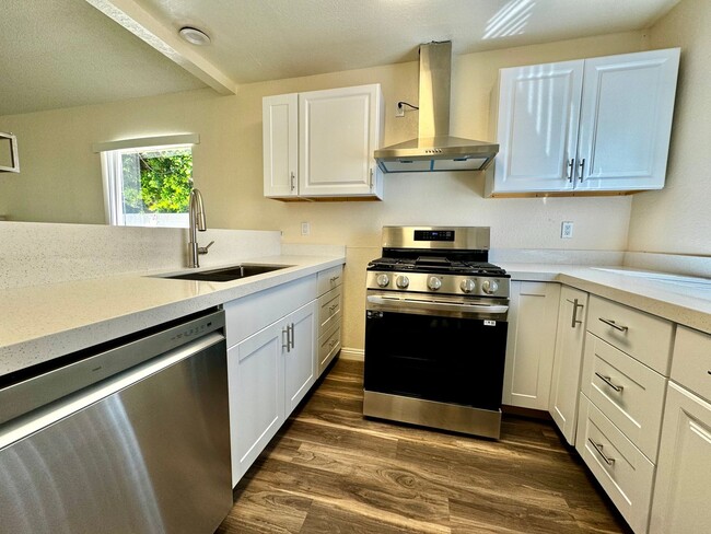 Building Photo - AVAILABLE NOW! Recently Renovated 2 Bed / ...