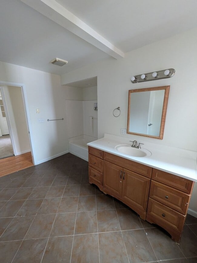 Building Photo - 643 Monroe Ave