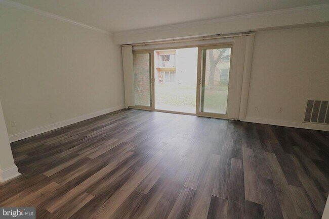 Building Photo - 6010 Westchester Park Dr