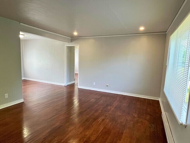 Building Photo - (UNM 355-11)  2 bed/1 bath Apartment
