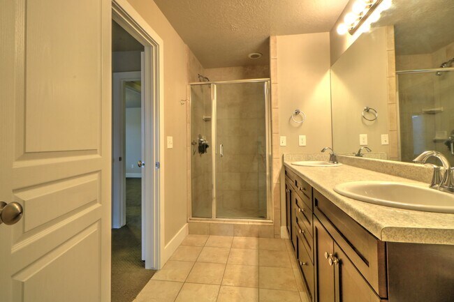 Building Photo - 3 bedroom Ivory Ridge Townhome