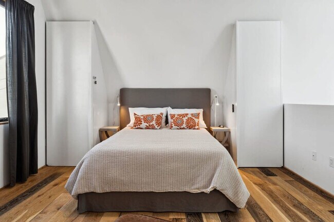 Building Photo - 10 Anchor St