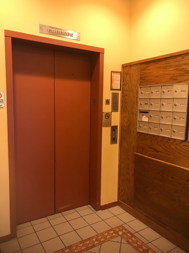 Building Photo - 315 N Spruce St