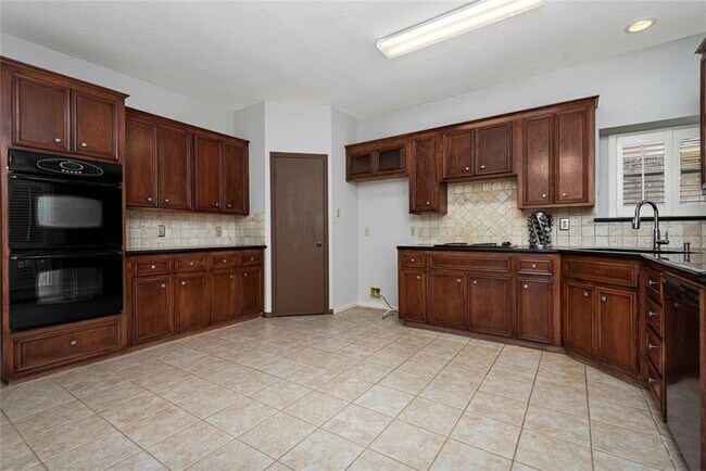 Building Photo - 3323 Village Falls Ct
