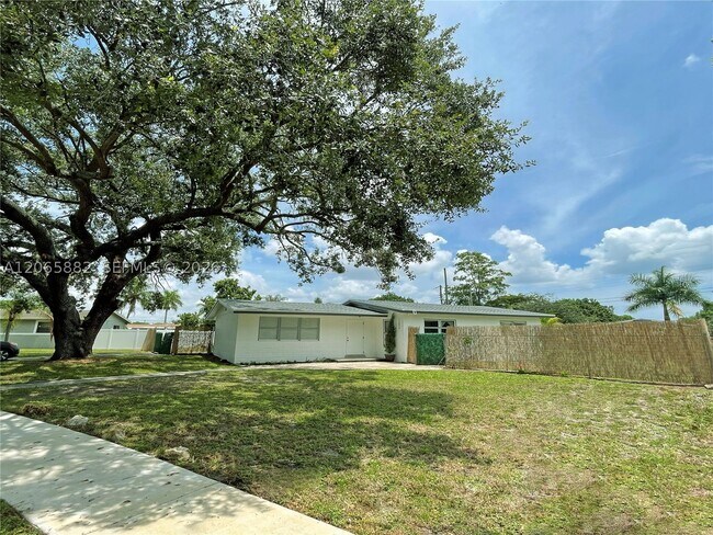 Building Photo - 1606 NW 12th Ct