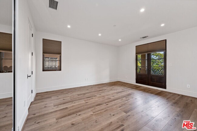 Building Photo - 305 N Palm Dr