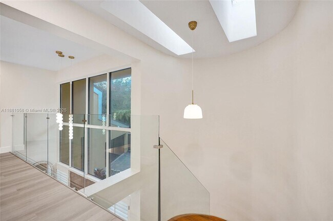Building Photo - 2360 Tigertail Ave
