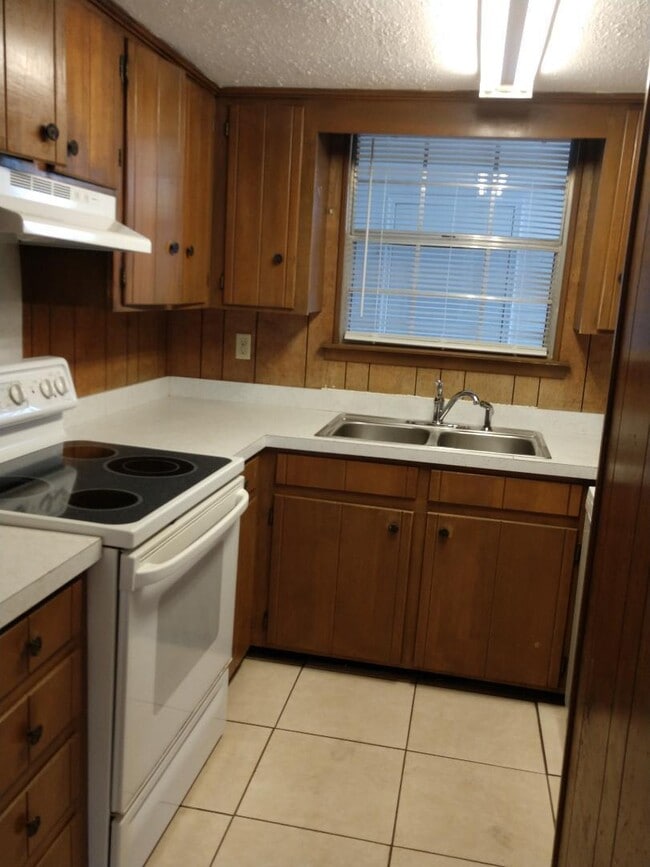 Building Photo - 106 Valencia Dr