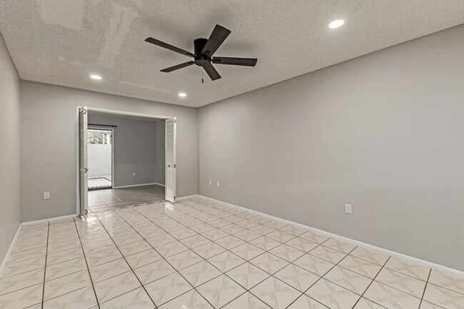 Building Photo - Updated condo in Sun City!